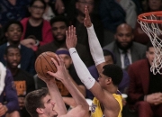 爱游戏体育-湖人翻盘上海队，武切维奇状态火热