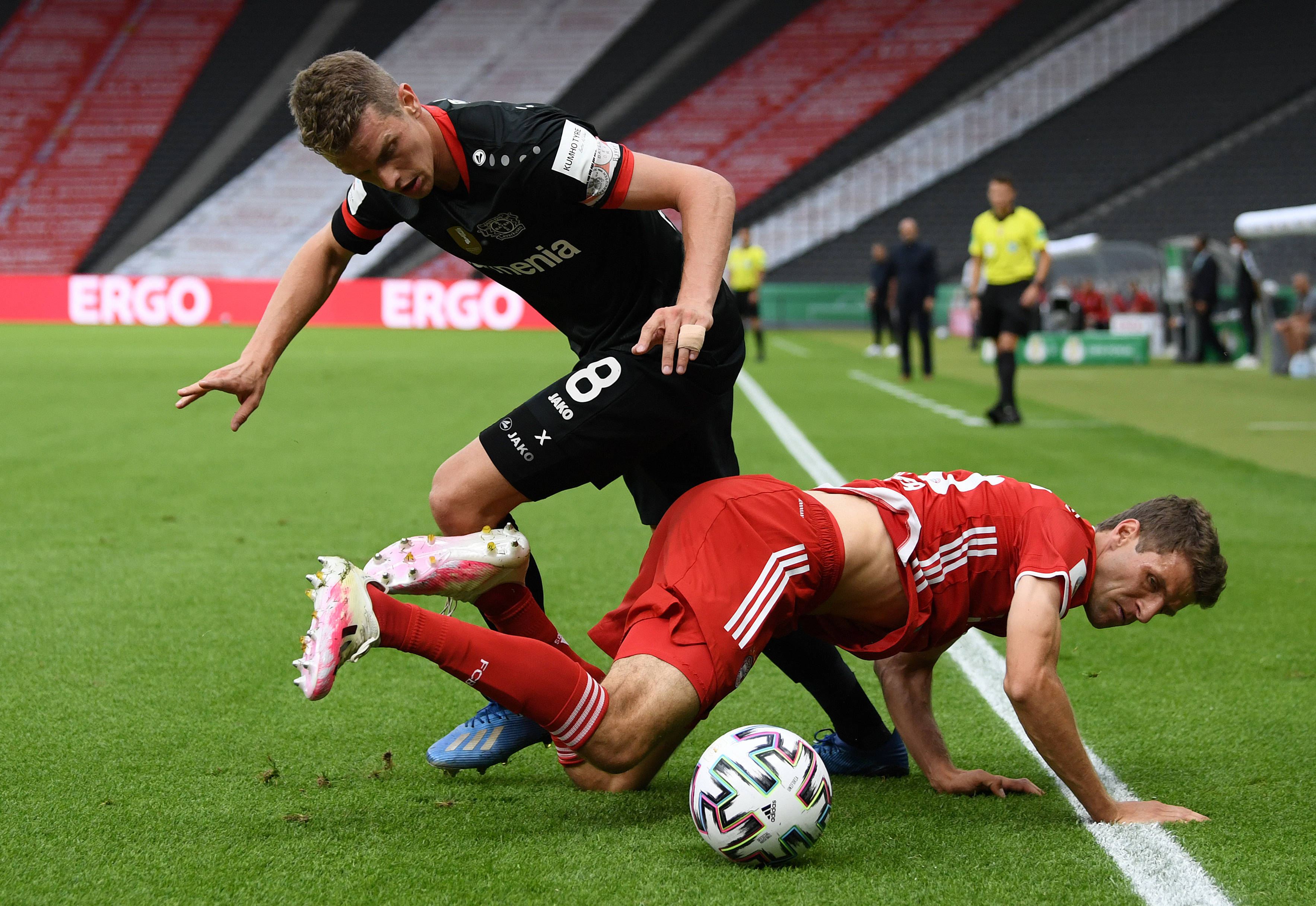 那不勒斯完胜勒沃库森，穆勒高光表现