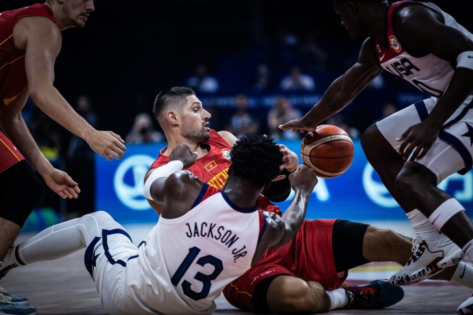 鹈鹕轻取深圳队，武切维奇带队取胜