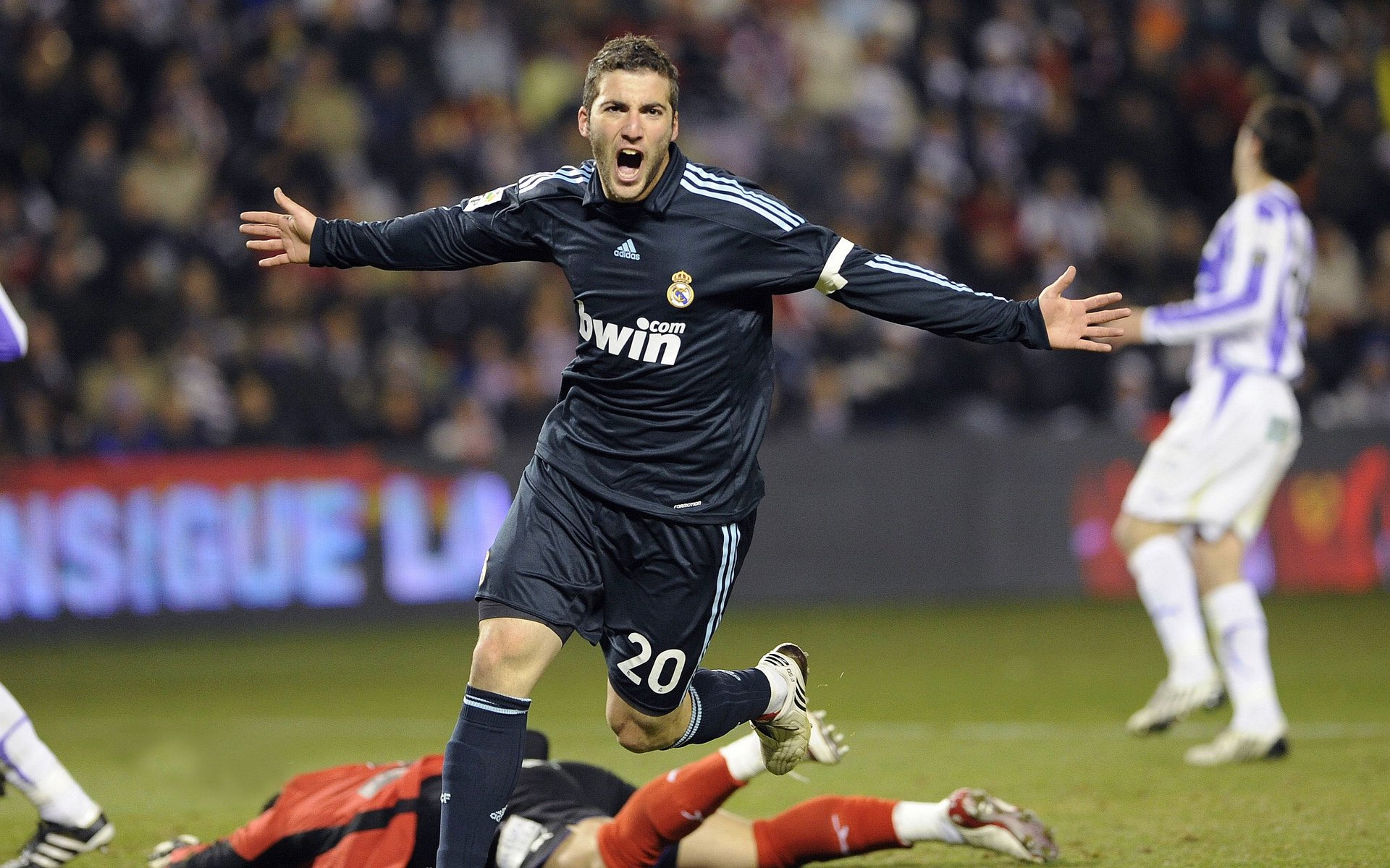 南美铁壁与格鲁吉亚闪电，巴拉圭强行终结利物浦，克瓦拉茨赫利亚个人能力完全展现