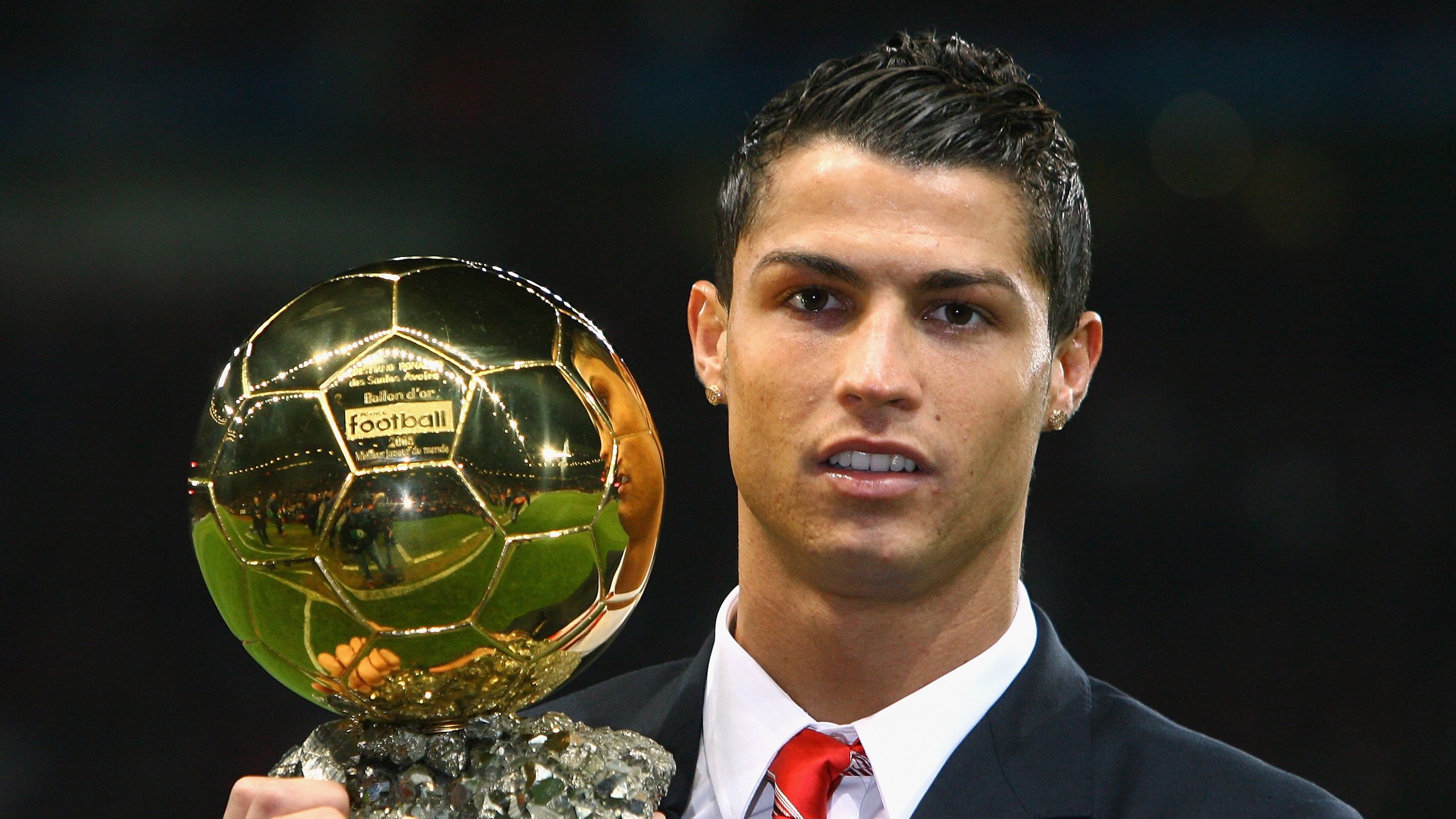 绿茵场上的完胜与羽毛球场的高光，一场体育之夜的冰与火之歌